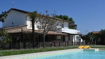 Lämmitetty uima-allas