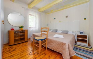 2 bedrooms, travel cot, free WiFi, bed sheets