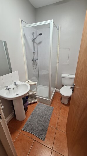 Hair dryer, towels, toilet paper - Waterworks En Suite Rooms with Private Living Room (Belfast)