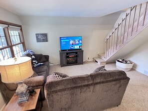 Smart TV, lareira, DVD player, livros