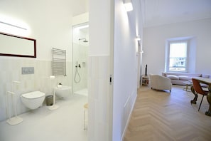 Douche, sĂšche-cheveux, bidet, serviettes fournies