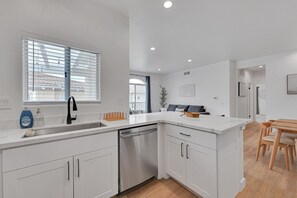 Interior - Stylish 2 BD 2 BA Moorpark Home w/ Attached Garage (Moorpark)