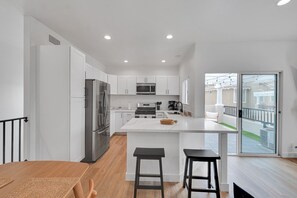 Private kitchen - Stylish 2 BD 2 BA Moorpark Home w/ Attached Garage (Moorpark)