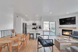 Interior - Stylish 2 BD 2 BA Moorpark Home w/ Attached Garage (Moorpark)