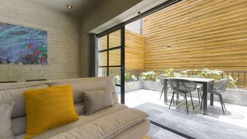 Departamento Elite, patio | Área de sala de estar | Televisión de pantalla plana de 40 pulgadas con canales vía satélite
