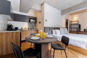 Loft Premium, balcón, en el área del patio | Área de sala de estar | Televisión de pantalla plana de 40 pulgadas con canales vía satélite 