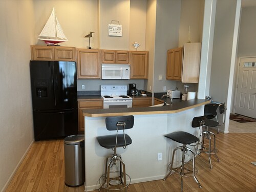 Delightful 2 bedroom condo, steps from Bay Street