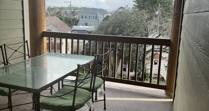 Delightful 2 bedroom condo, steps from Bay Street