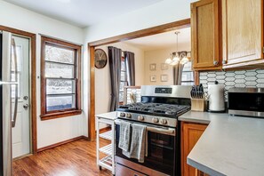 Fridge, microwave, oven, stovetop - Pet-Friendly Saint Paul Home w/ Shared Yard! (St Paul)