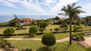 Une propriété située sur la côte, dotée d’un jardin bien entretenu, d’un palmier et offrant une vue sur la mer.