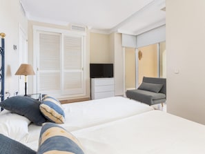 3 habitaciones, tabla de planchar con plancha, internet y ropa de cama