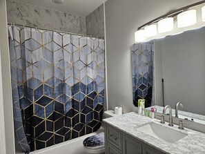 SĂšche-cheveux, serviettes fournies, savon, shampoing