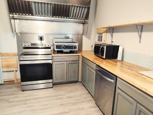 MATAGORDA RIVERSIDE LODGE. Entire home on the river, minutes from the beach!