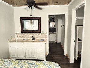 6 bedrooms, WiFi, bed sheets