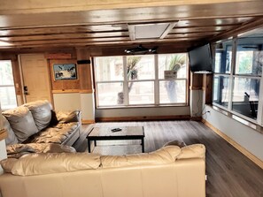 Smart TV - MATAGORDA RIVERSIDE LODGE. Entire home on the river, minutes from the beach! (Matagorda)