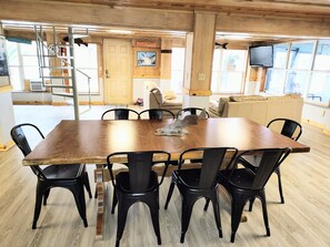 Dining - MATAGORDA RIVERSIDE LODGE. Entire home on the river, minutes from the beach! (Matagorda)