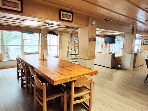 MATAGORDA RIVERSIDE LODGE. Entire home on the river, minutes from the beach!