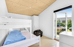 4 bedrooms, travel cot, free WiFi