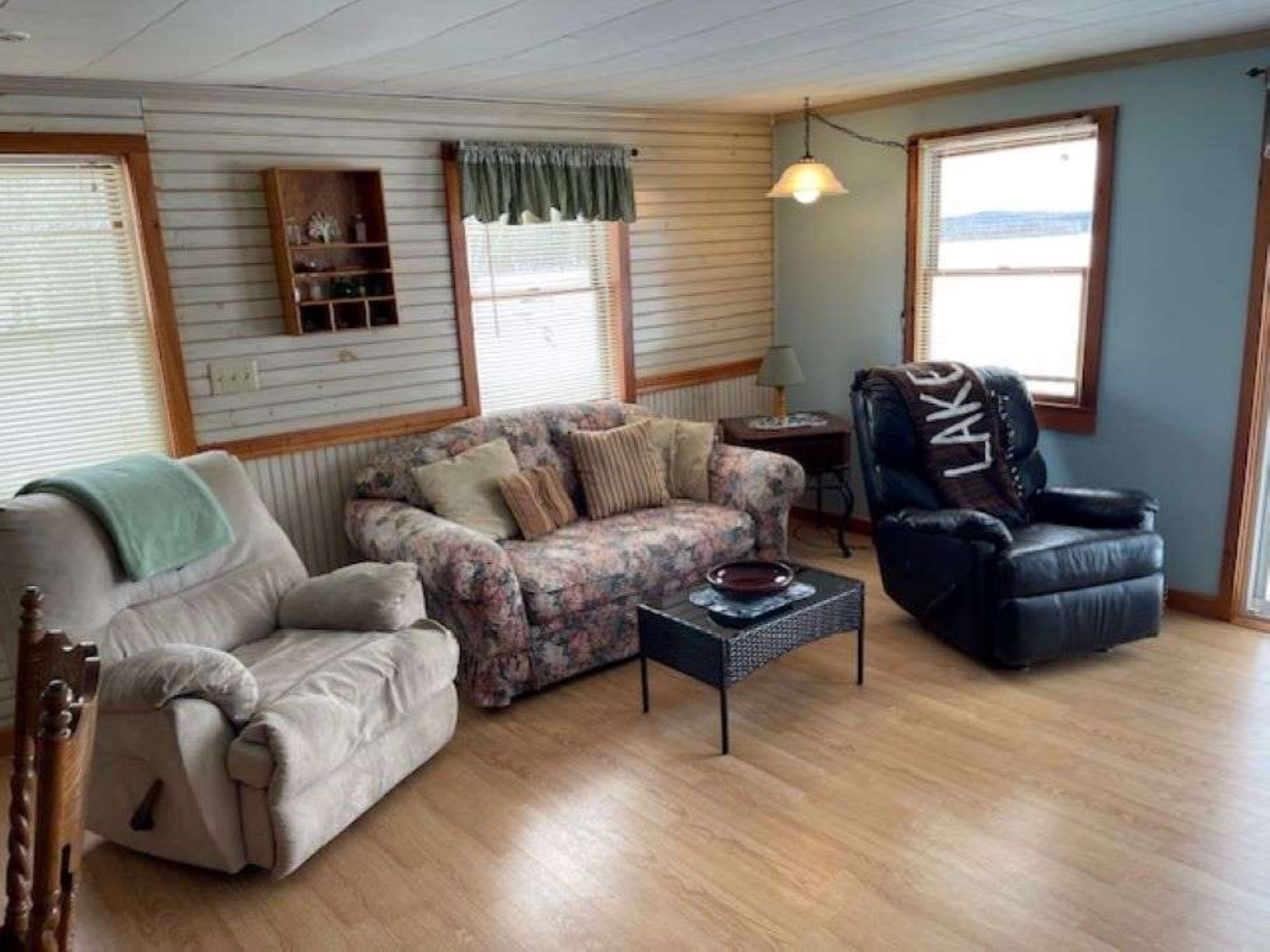 Beachside, 3-bedroom cottage on Caribou Pond in Lincoln