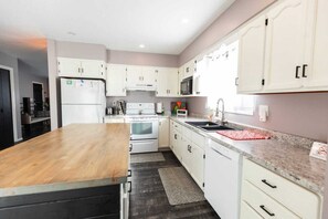 Fridge, microwave, oven, stovetop - Short Drive Away From Sioux Falls Shopping Hotspots (Sioux Falls)