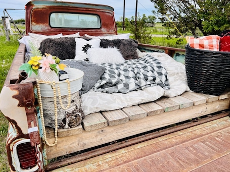 Property grounds. Willie Cleo, the Vintage Holiday Rambler in Walnut Springs