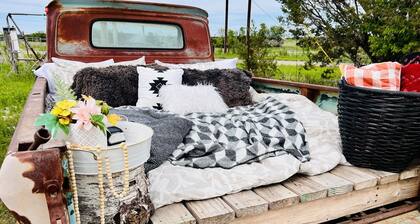 Willie Cleo, the Vintage Holiday Rambler in Walnut Springs