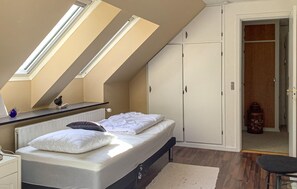 4 bedrooms, travel crib, free WiFi
