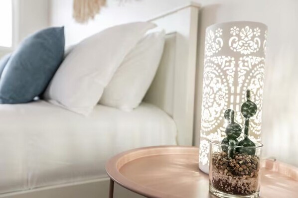 4 habitaciones, escritorio y tabla de planchar con plancha 