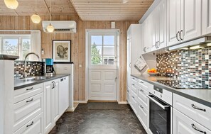 Een koelkast, een kookplaat, een vaatwasser