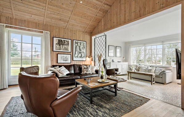 Een smart-tv, een open haard, tafelvoetbal en een tafeltennistafel