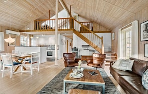 Een smart-tv, een open haard, tafelvoetbal en een tafeltennistafel