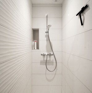 Dusche, Haartrockner, Handtücher