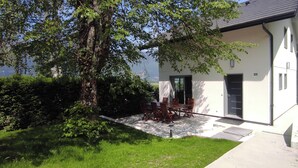 A modern house with a patio, a dining table, and chairs. - Pretty new and comfortable house between towns and lakes (Voglans)