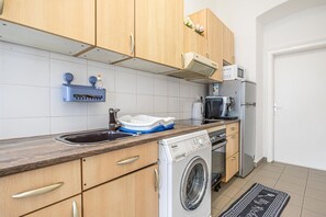 Køleskab, mikrobølgeovn, ovn, kogeplade