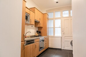 Frigorífico, microondas, horno y placa de cocina