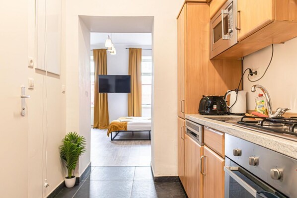 Frigorífico, microondas, horno y placa de cocina