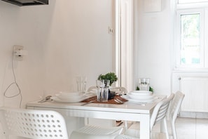 Dining - Friendly 2BR Apt. Near U6 Station am Schöpfwerk (Wien)