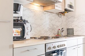 Een koelkast, een microgolfoven, een oven, een kookplaat