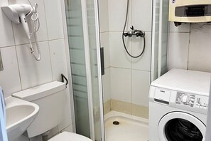 Ducha, secador de pelo, toallas, shampoo