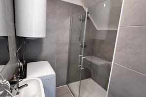 Shower, hair dryer, towels, shampoo