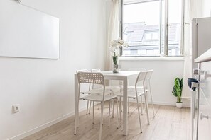 Dining - Convenient 2BR Apt. Near U6 Station am Schöpfwerk (Wien)