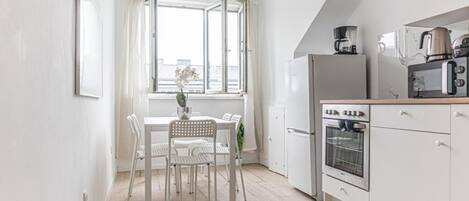 Frigorífico, microondas, horno y placa de cocina