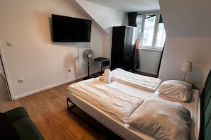 2 bedrooms, iron/ironing board, travel cot, WiFi - Convenient 2BR Apt. Near U6 Station am Schöpfwerk (Wien)
