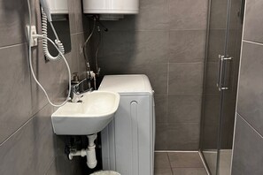 Shower, hair dryer, towels, shampoo