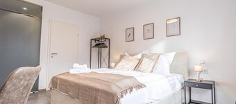 Elegant & Cozy 5BR Haven - By The Danube River
