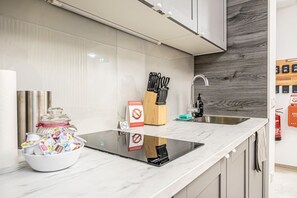 Refrigerador, microondas, parrilla de estufa y cafetera y tetera 