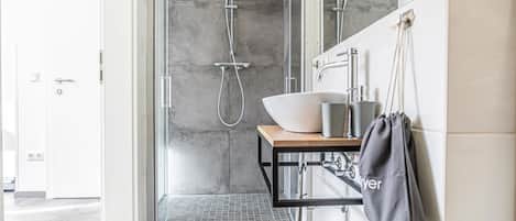 Douche, séchoir à cheveux, serviettes fournies, savon