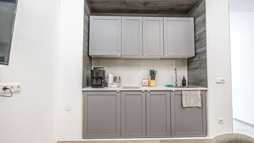 KĂŒhlschrank, Mikrowelle, Herdplatte, Wasserkocher mit Kaffee-/Teezubehör