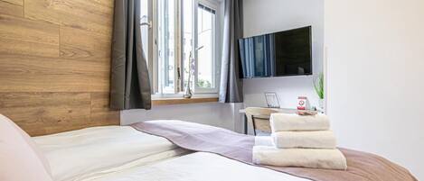 4 bedrooms, desk, WiFi, bed sheets