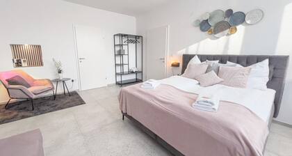 Elegant & Cozy 5BR Haven - By The Danube River